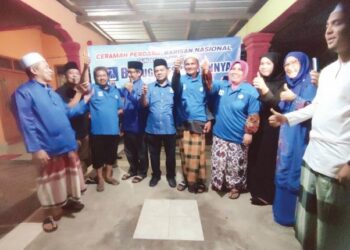 NAWI Mohamad (lima dari kiri) dan Muhammad Pehimi Yusof (dua dari kiri) bersama sebahagian ahli dan penyokong Pas yang menyertai UMNO pada Ceramah Perdana BN DUN Kuala Besut ‘BN Juga Kesudahannya’ di Kampung Gong Manok, Kuala Besut, malam semalam.