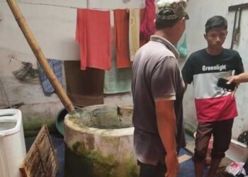 LOKASI bayi berusia sebulan yang dibuang dalam sebuah perigi di Desa Sumberejo, Jawa Timur.-AGENSI
