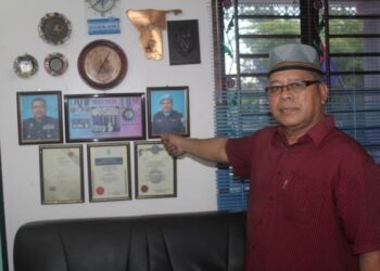 MAT Rashid Jusoh menunjukkan gambar kenangan dan sijil penghargaan yang diterimanya semasa bertugas ketika ditemui di Kampung Paya Embun, Pekan Nanas, Pontian, Johor. - UTUSAN/MUHAMMAD ZIKRI