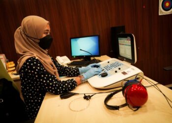 KAKITANGAN Pusat Rehabilitasi Perkeso Tun Abdul Razak, Melaka membuat ujian pendengaran. - UTUSAN/MOHD FARIZWAN HASBULLAH 