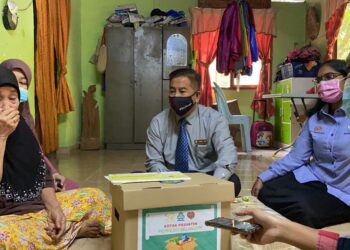 HASMAH Soho (kiri) sayu menceritakan kehilangan anak bongsunya dalam tragedi runtuhan jejambat pembinaan SUKE Kuala Lumpur.