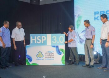 MUSTAPHA Sakmud (tiga dari kiri), Mohammed Azman Aziz Mohammed (dua dari kanan) dan Shaiful Subhan (kanan) pada Majlis Perasmian HSP 3.0 di UEM Edgenta Learning Centre di Petaling Jaya, Selangor. - UTUSAN/SHIDDIEQIIN ZON

 