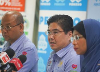 JOHN Riba Marin (tengah), bercakap dalam sidang akhbar Ops Pemutihan 2.0, di Menara Perkeso di sini hari ini. -UTUSAN/ SHIDDIEQIIN ZON