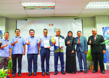 Dr. Mohammed Azman Aziz Mohammed (empat dari kiri) bersama  Dr. Md. Amin Md Taff (empat dari kanan) pada pelancaran Return To Work Readiness Scale di Universiti Pendidikan Sultan Idris, Tanjung Malim.