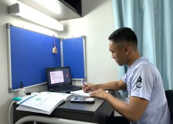 ABDUL KHALIM AL AZIZI SYAHRIL menyiapkan tugasan dan laporan di Kolej Kediaman Tuanku Tengku Fauziah, Unimap, Pauh, Arau, Perlis.- UTUSAN