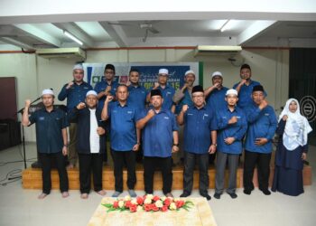 CALON-calon PN Perlis yang  bertanding dalam PRU15 bergambar bersama selepas majlis pengumuman calon di Kompleks Pas Kangar, Perlis. -UTUSAN/IZLIZAN OTHMAN