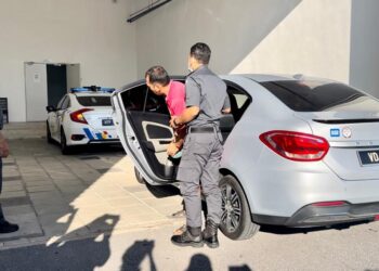SALAH seorang tertuduh dibawa masuk ke Kompleks Mahkamah Kangar, Perlis atas pertuduhan cuba membawa keluar bahan kawalan diesel ke Thailand. - UTUSAN/ASYRAF MUHAMMAD