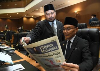 MOHD. Shukri Ramli (kanan) bersama Exco Hal Ehwal Agama Islam negeri, Muhammad Azmir Azizan  membaca ruangan wawancara yang disiarkan Utusan Malaysia sempena 100 hari pemerintahan kerajaan PN di Kompleks DUN, Kangar, Perlis. – UTUSAN/IZLIZAN OTHMAN