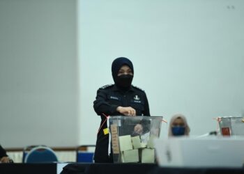 SURINA Saad mengundi awal di Dewan Serbaguna IPK Perlis.- UTUSAN/IZLIZAN OTHMAN