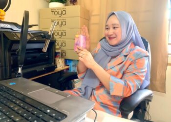 HASMIZA, menjalankan perniagaan serum muka secara dalam talian selepas menutup operasi pusat kecantikannya berikutan PKP sebelum ini di Taman Sri Arau, Perlis hari ini.- UTUSAN/MOHD. HAFIZ ABD. MUTALIB