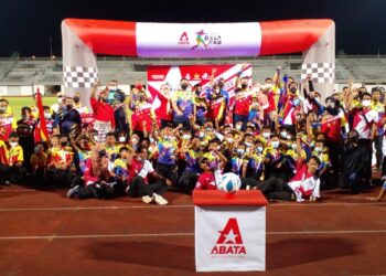 TUANKU Syed Faizuddin Putra Jamalullail bersama pasukan yang beraksi dalam final Bolakid 2022 di Stadium Tuanku Syed Putra, Kangar semalam.-UTUSAN/ASYRAF MUHAMMAD