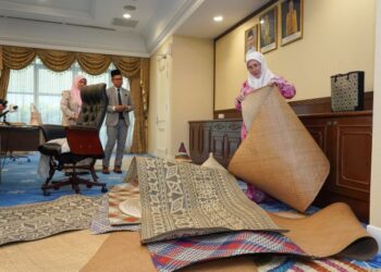 TUNKU Hajah Azizah Maimunah Iskandariah berkenan menunjukkan koleksi barangan kraftangan peribadi dalam sidang akhbar mengenai Minggu Kraf London di Istana Negara, hari ini. - UTUSAN/AMIR KHALID