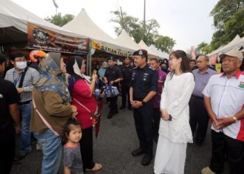 MOHD. Yusri Hassan Basri (tengah) melawat Bazar Ramadan Stadium pada Program High Profile Policing (HPP) di Ipoh hari ini. - UTUSAN