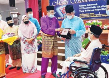 Mohd Ali Mohd Rustam (tiga dari kanan) menyampaikan Anugerah Tokoh Penama kepada Sidek Baba (berkerusi roda) dalam majlis sambutan Jubli Emas Penama di Melaka.