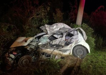 KEADAAN Perodua Myvi yang terlibat kemalangan maut meragut tiga nyawa di Kilometer 27 Jalan Ibam-Rompin, dekat kilang Farm Fresh, Muadzam Shah di Rompin, Pahang. - IHSAN JBPM PAHANG