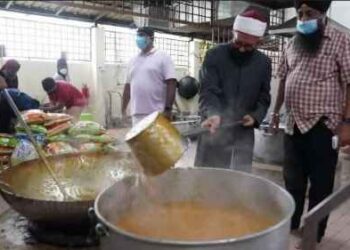 KERJASAMA dan sikap saling membantu tanpa mengenal agama, bansga dan kaum ketika bencana banjir baru-baru ini bukti perpaduan rakyat masih utuh.-GAMBAR INTERNET