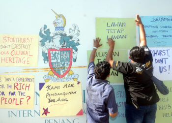 SEBAHAGIAN penduduk Kampung Warisan Nelayan Tanjung Tokong, Georgetown, Pulau Pinang ketika menyertai bantahan aman mempertahan kampung itu baru-baru ini.