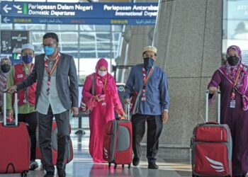 KUMPULAN pertama jemaah umrah terdiri daripada 11 orang berlepas ke tanah suci dari Lapangan Terbang Antarabangsa Kuala Lumpur (KLIA), Sepang, semalam, apabila kerajaan membuka sempadan negara, Isnin lalu. – UTUSAN/FAIZ ALIF AHMAD ZUBIR