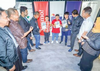 MOHAMAD Azlan Jaafar (empat dari kiri), Dr. Ruzaimi Mat Rani (dua dari kiri), Pengasas MindAppz, Thinesh (tiga dari kiri) dan beberapa tetamu kenamaan lain beramah mesra bersama para pemenang semasa Majlis Penyampaian Hadiah Pertandingan Melukis Kreatif dan Mewarna Peringkat Kebangsaan sempena Hari Malaysia 202 di Ibu Pejabat Media Mulia Sdn. Bhd., Petaling Jaya, Selangor. – UTUSAN/MUHAMAD IQBAL ROSLI