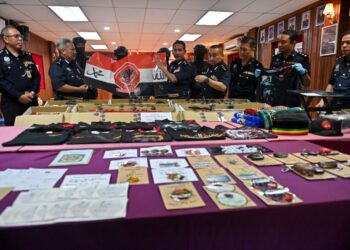 ROHAIMI Md. Isa  (lima dari kanan) menunjukkan sebahagian daripada barangan yang dirampas dalam Op Selendang pada sidang akhbar di IPK Terengganu, Kuala Terengganu, hari ini. - UTUSAN/PUQTRA HAIRRY ROSLI