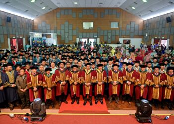 ABDUL Rahman Mohamad (barisan depan, tengah) bergambar bersama pelatih pada Majlis Graduasi Akademi Binaan Malaysia & CIDB Technology Wilayah Timur di ABM Wilayah Timur, Jenagor, Hulu Terengganu, hari ini. - UTUSAN/PUQTRA HAIRRY ROSLI