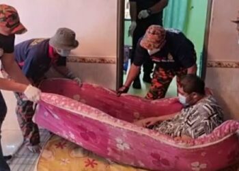 ANGGOTA BSYJM membantu mengangkat Mohd. Irfan Abdul Wafti yang menghadapi masalah obesiti untuk dibawa ke HSB di rumahnya di Taman Sofea, Jalan Kuala Kedah, Alor Setar, hari ini.