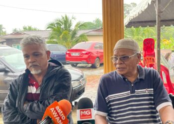 MOHAMED HISHAM Md. Dom (kiri) dan Abbas Md. Dom ketika ditemui di rumahnya di Kampung Paya Luboh, Tangga Batu, Melaka. - UTUSAN/MUHAMMAD SHAHIZAM TAZALI