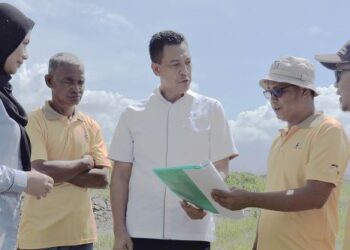 KETUA Jabatan Pengurusan Ladang Bernas, Azman Md. Azhar (tengah) dan Pengarah IADA Kota Belud, Norfaine Sameun (kiri) turun padang bersama Rajumin Jamrin (dua dari kiri) serta para peserta SMART SBB untuk melihat perkembangan projek di Kampung Jawi-Jawi, Kota Belud.