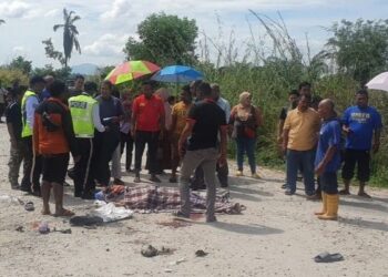 ANGGOTA polis dan orang awam melihat keadaan mangsa yang maut dalam kemalangan di Jalan Kampung Jawa, Pinang Tunggal di Sungai Petani, Kedah.