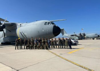 PASUKAN No.8 Skuadron TUDM Subang bergambar dengan dua pesawat A400M ketika singgah di Muscat, Oman sebelum ke Turkiye. - GAMBAR IHSAN WISMA PUTRA