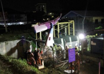 Anggota bomba berusaha menyelamatkan mangsa pesawat ringan jenis Piper 28-161 yang terhempas di Medan Gopeng, Ipoh, Perak, Ogos tahun lalu. – UTUSAN/MUHAMAD NAZREEN SYAH MUSTHAFA