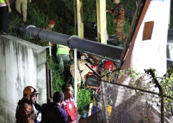 KEADAAN pesawat ringan yang terhempas di Jalan Sultan Nazrin Shah berhampiran Medan Gopeng di Ipoh, Perak, malam tadi. - UTUSAN/MUHAMAD NAZREEN SYAH MUSTHAFA
