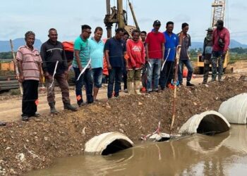 PESAWAH di Kampung Bakong melihat sistem saliran di Sungai Gial, Arau, Perlis yang terganggu disebabkan oleh pembinaan jalan pintasan sejak Mac lalu. - FOTO/ASYRAF MUHAMMAD