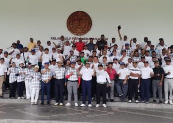 PARA peserta bergambar sebelum memulakan kejohanan golf amal - Charity Golf Tournament 2022 di KGPA, Kuala Lumpur, baru-baru ini.