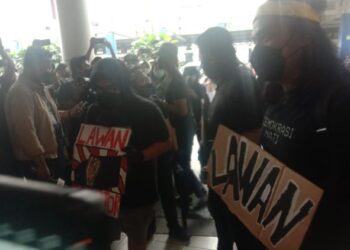 PARA peserta mula bergerak menuju ke Brickfields sambil melaungkan slogan 'Tangkap Azam Baki'.