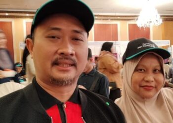 NORIZAN Hamdan dan Nazrina Hussin ketika ditemui dalam program Mekar anjuran Yayasan Petronas dan Yayasan Sejahtera di Batu Pahat, Johor, hari ini. 