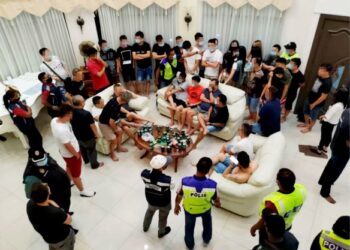 SEPASUKANanggota polis menyerbu sebuah banglo yang dijadikan tempat ‘pesta’ menyambut hari jadi  selepas didapati penghuninya gagal mematuhi SOP PKPP di Batu Ferringhi, malam kelmarin.