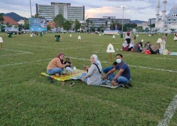 WARGA Kuantan teruja berbuka puasa di padang Majlis Bandaraya Kuantan (MBK1), dengan melakukan tempahan secara dalam talian tanpa sebarang caj dikenakan. - FOTO/DIANA SURYA ABD. WAHAB