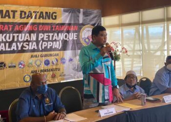 MOHAMAD ALI Mohamad berucap selepas menang jawatan Presiden PPM di Kelab Tasik Putrajaya, semalam. -UTUSAN/AMRAN MULUP