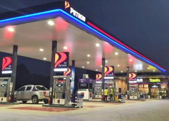 Kenaikan harga minyak mentah global membantu Petron meningkatkan perolahan.