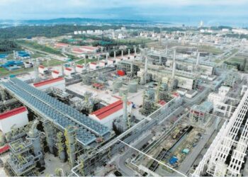 PENGHANTARAN LNG neutral karbon dilakukan dari Kompleks LNG Petronas di Bintulu, Sarawak.