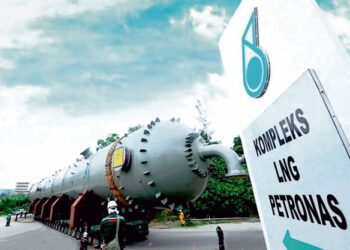 Petronas tekad mempelbagaikan tawaran produknya bagi terus memenuhi pasaran masa hadapan. - GAMBAR HIASAN