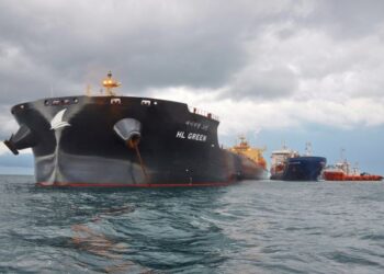 Pengisian LNG untuk HL Green, kapal berkuasa LNG 180,000 tan terbesar di dunia, dilakukan 12 batu nautika dari Pelabuhan Sandakan.  - Ihsan Petronas