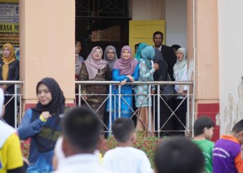 FADHLINA Sidek menyaksikan gelagat murid ketika sesi perhimpunan pada Majlis Penyerahan Sumbangan Kembali ke Sekolah di Sekolah Kebangsaan Pendidikan Khas Jalan Batu (L). - UTUSAN/SHIDDIEQIIN ZON