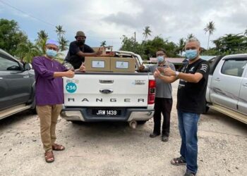Dari kiri: Ketua HSSE PRPC, Mohamad Hatta Abu Bakar, seorang sukarelawan daripada PIC, Ketua Kampung Teluk Ramunia, Syed Bahrim Syed Ibrahim dan Ketua Komunikasi Strategik dan Pengurusan Pihak Berkepentingan PRPC, Izzuddin A Ghani.