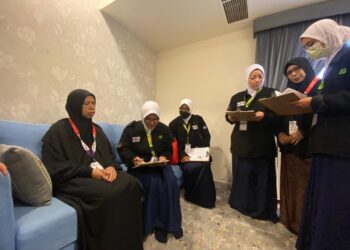 PETUGAS Unit Kesihatan Awam membuat pemeriksaan pada buku kesihatan jemaah ketika melakukan Ziarah Rahmah di Hotel Zwar Albait, Mekah, semalam.
