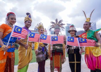 KITA perlu menyatukan pelbagai etnisiti ke dalam satu komuniti nasional yang terserlah jati diri linguistik bahasa Melayu sebagai bahasa negara.