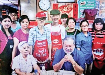 KEHADIRAN Sultan Ibrahim Sultan Iskandar mencemar duli  berkunjung beberapa kali ke Kedai Kopi Heng Mui di Muar, Johor menceriakan keluarga Tan Tak Moh. – IHSAN LEO POH POH
