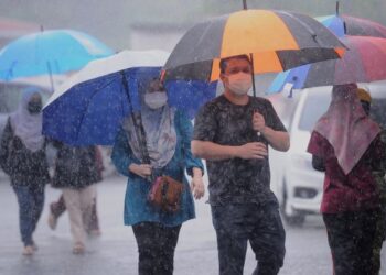 ORANG ramai diminta lebih peka dengan ramalan dan amaran cuaca  ekoran tidak mustahil banjir akan berlaku lagi pada masa akan datang.
– UTUSAN/MOHD. SHAHJEHAN MAAMIN