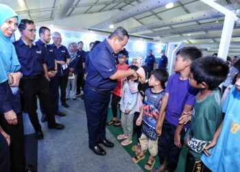 AMINUDDIN Harun beramah mesra dengan kanak-kanak yang menghadiri majlis penutup MSAM 2022 di Kawasan Lapang, Pantai Batu 1, Port Dickson, Negeri Sembilan, malam semalam. - UTUSAN/MOHD. SHAHJEHAN MAAMIN